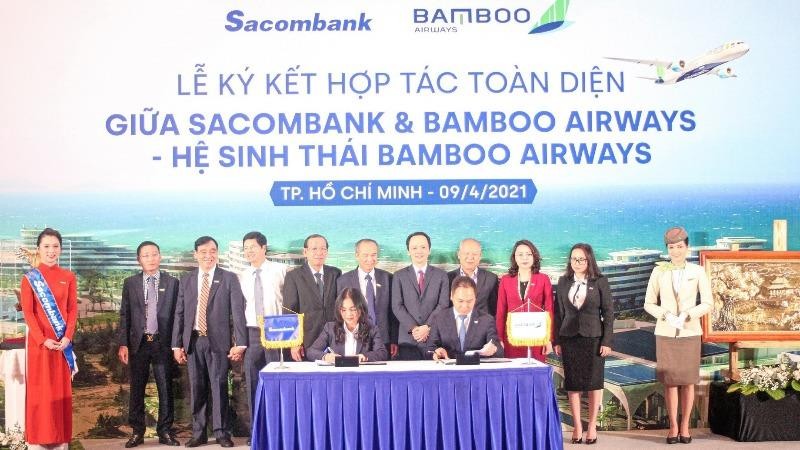 Bà Nguyễn Đức Thạch Diễm - thành viên HĐQT kiêm Tổng giám đốc Sacombank  - cùng ông Đặng Tất Thắng - Tổng giám đốc Bamboo Airway - ký kết thỏa thuận hợp tác dưới sự chứng kiến của lãnh đạo hai bên.