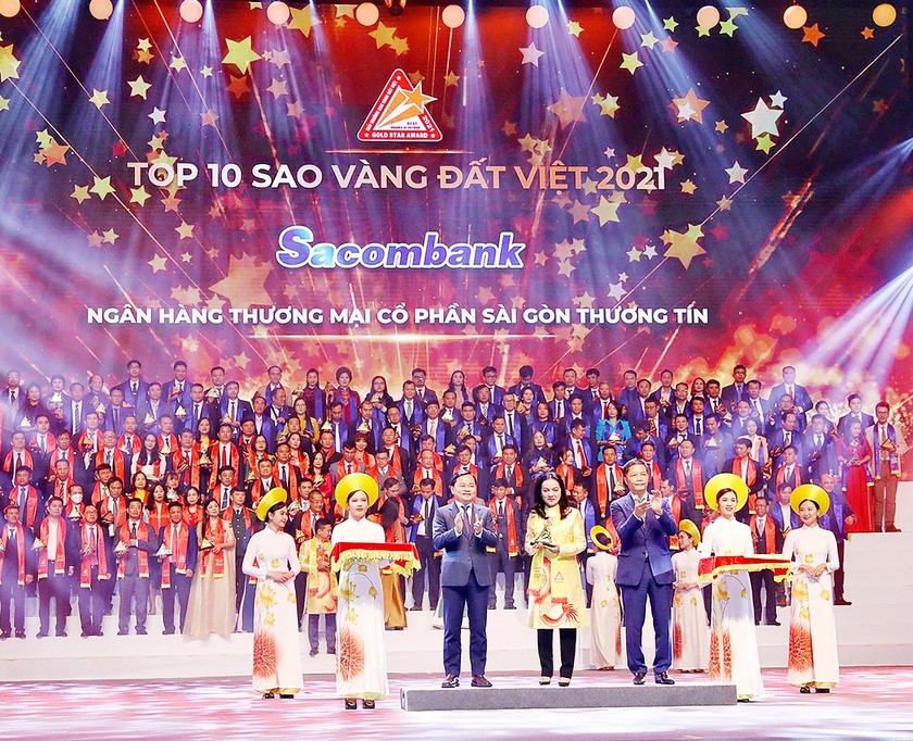 Thành viên HĐQT kiêm TGĐ - bà Nguyễn Đức Thạch Diễm - đại diện Sacombank nhận giải thưởng Sao vàng Đất Việt 2021