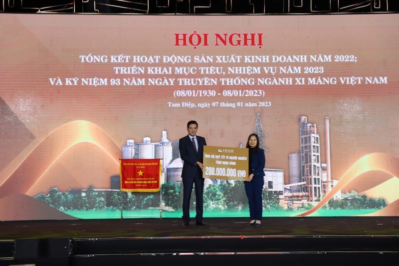 Đ/c Bùi Xuân Dũng - Bí thư Đảng ủy, Chủ tịch HĐTV VICEM trao tặng 200 triệu đồng ủng hộ Quỹ Tết vì người nghèo tỉnh Ninh Bình