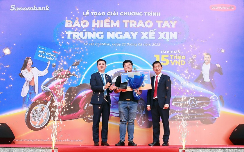 Lãnh đạo Sacombank và Dai-ichi Life Việt Nam trao giải đặc biệt cho khách hàng Võ Tấn Minh Hoàng