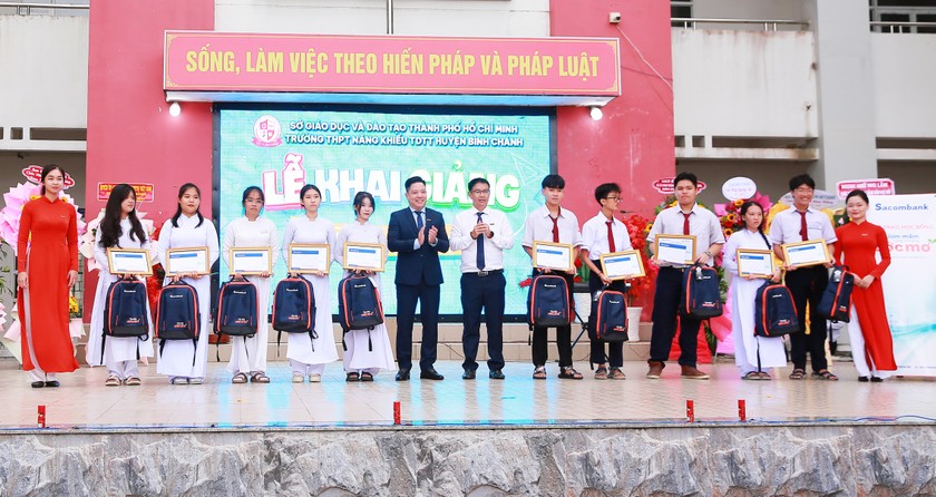 Trao học bổng tại Trường THPT Năng khiếu TDTT huyện Bình Chánh (TP HCM)