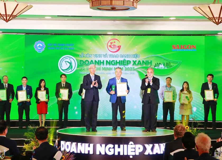 Ông Phan Đình Tuệ - Thành viên HĐQT Sacombank nhận giải thưởng "Doanh nghiệp xanh TP HCM năm 2023" từ đại diện BTC