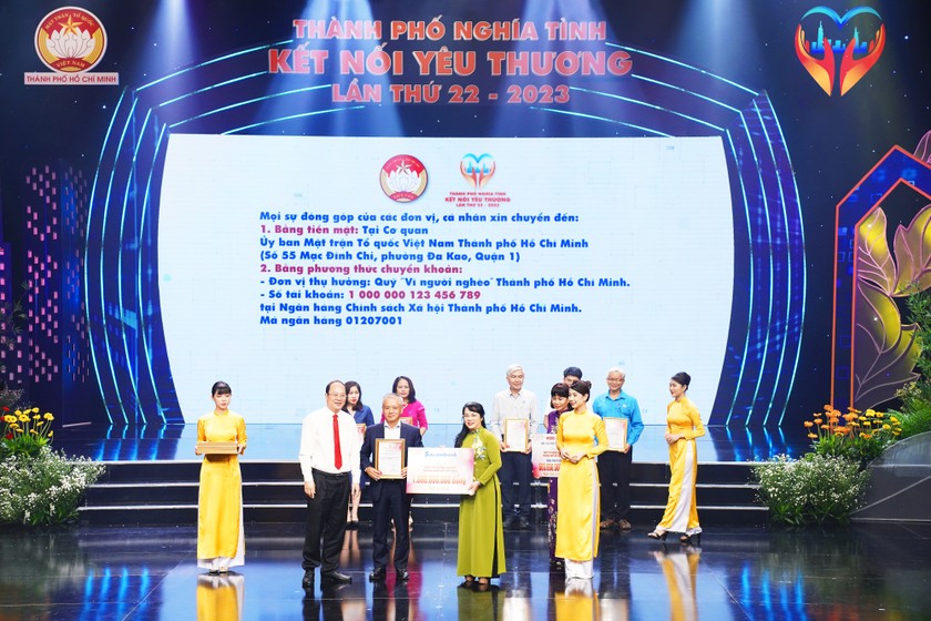 Ông Phan Đình Tuệ - Thành viên HĐQT Sacombank trao biểu trưng ủng hộ 1 tỷ đồng vào quỹ "Vì người nghèo" của TP HCM cho bà Trần Kim Yến - Chủ tịch Ủy ban MTTQ Việt Nam TP HCM