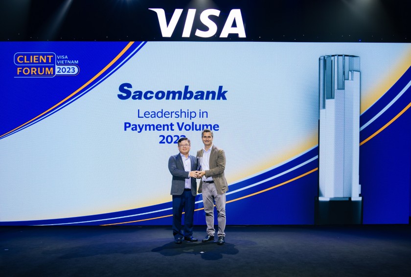 Ông Phạm Đức Duy - Giám đốc TTQL&PTKD Cá Nhân Sacombank nhận giải thưởng "Leadership in Payment Volume 2023" - "Ngân hàng dẫn đầu về tổng doanh số giao dịch thẻ năm 2023" từ đại diện VISA