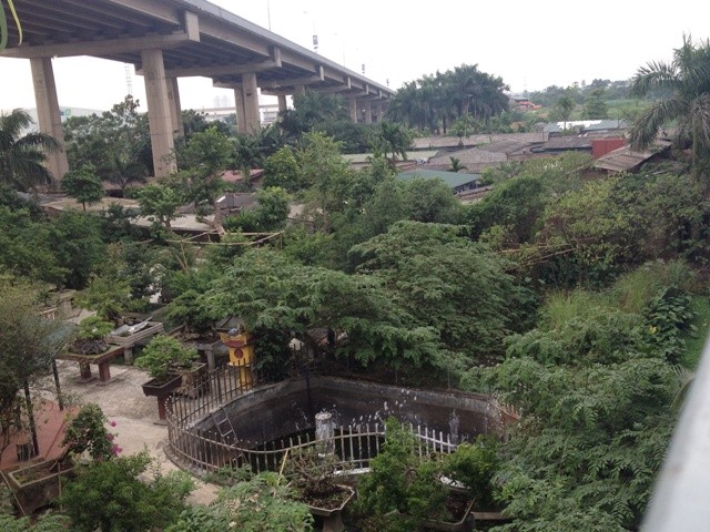 Những dãy nhà xây đã lâu vi phạm hành lang bảo vệ cầu Thăng Long, do không xử lý nên đã trở thành "xóm" chân cầu.