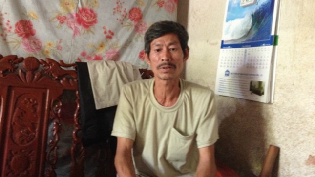 Ông Cao Văn Mạnh đang bức xúc trao đổi với PV về việc xã "ép" dân và không được thanh toán khi mua bồn nước trước khi có quyết định của UBND huyện Định Hóa