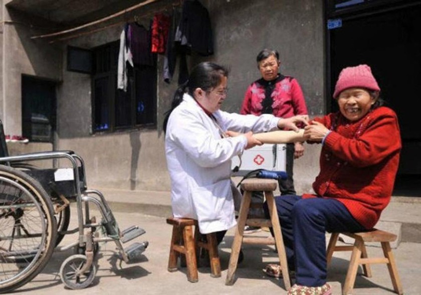 Bác sĩ Lý Cúc Hồng khám bệnh miễn phí cho người dân