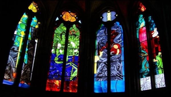 Những ô cửa kính lộng lẫy sắc màu trong nhà thờ Đức Bà Reims