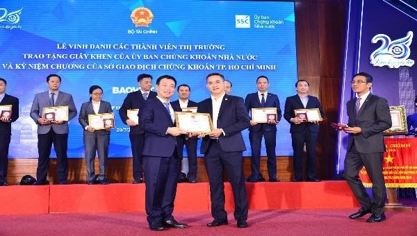 Ông Trần Văn Dũng - Chủ tịch UBCK Nhà nước ghi nhận Tập đoàn Bảo Việt đã có những đóng góp tích cực cho thị trường chứng khoán Việt Nam.