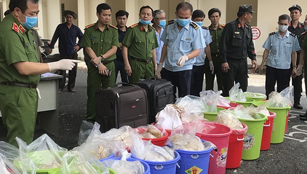 Lực lượng chức năng tịch thu khối lượng lớn ma túy của băng nhóm buôn lậu. 
