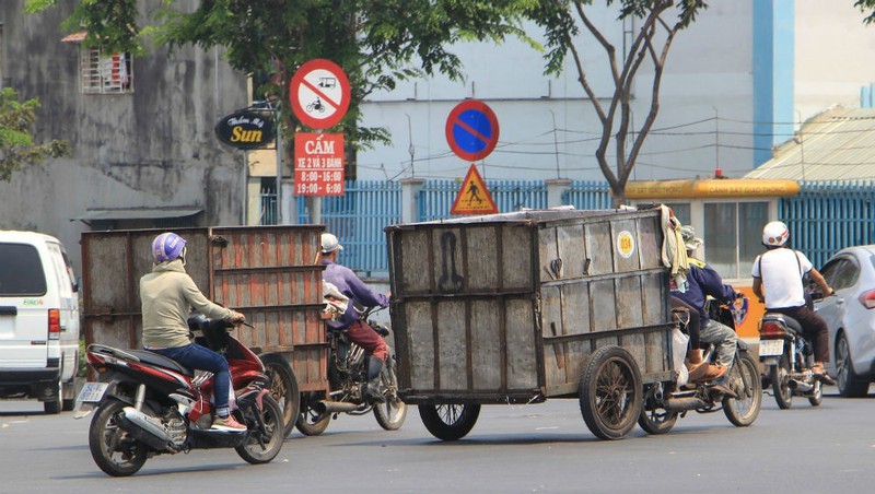 Các phương tiện thu gom rác dân lập ở TP HCM. 