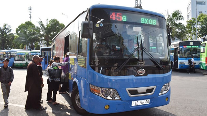 Người dân TP HCM thường chọn xe buýt để di chuyển. 