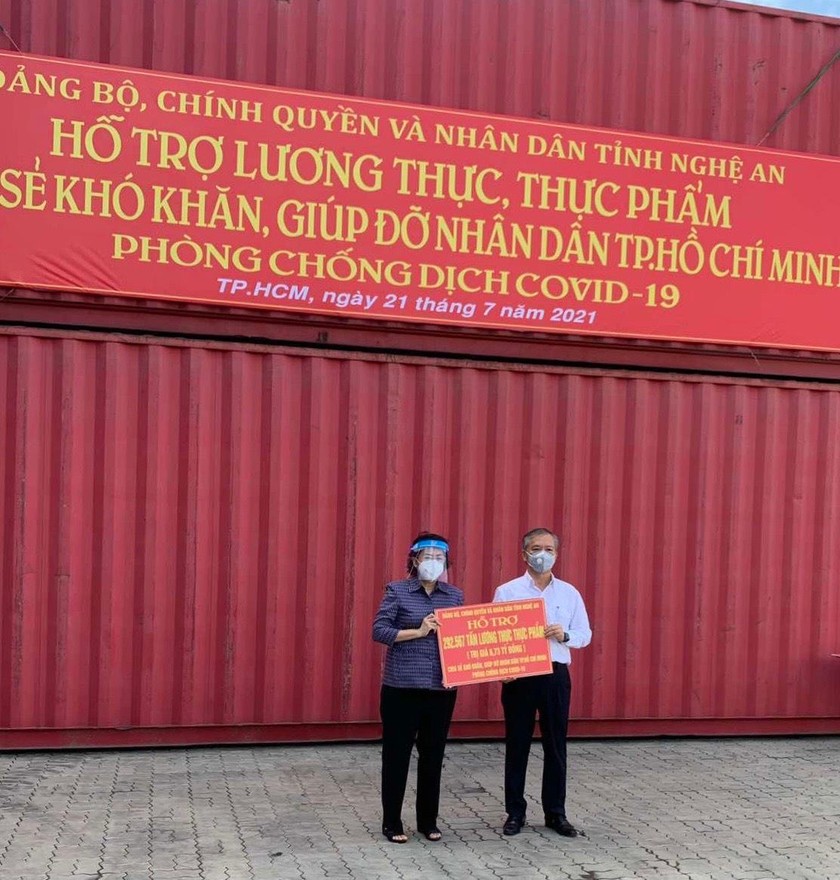Ông Phan Đình Tuệ, Chủ tịch Hội DNNT thay mặt đồng bào Nghệ An trao hàng ngàn tấn hàng hóa cho TP HCM chống dịch.