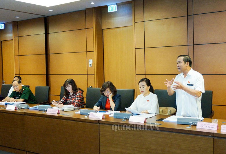 ĐBQH thảo luận tại tổ về Luật phòng chống tham nhũng sửa đổi.