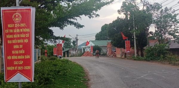 Đường làng ngõ xóm ở huyện vùng sâu vùng xa Đam Rông rực cờ, khẩu hiệu về ngày bầu cử.
