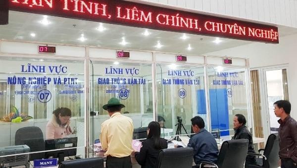 Người dân, doanh nghiệp thực hiện thủ tục hành chính tại Trung tâm Hành chính tỉnh Lâm Đồng.