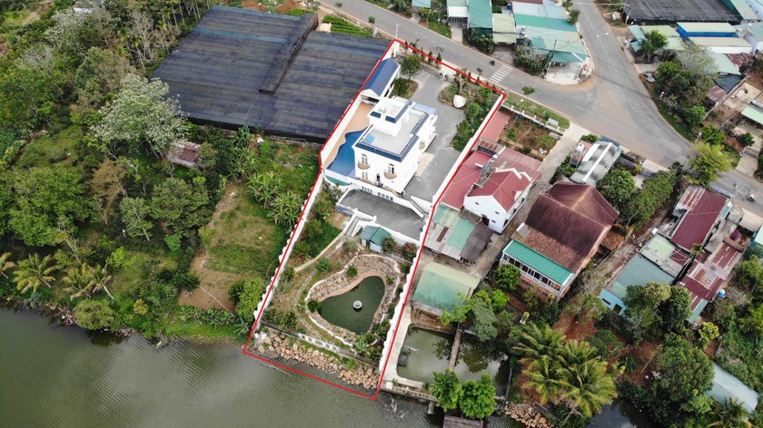 Căn biệt thự không phép trên đất dự án ngay trung tâm TP Bảo Lộc. Ảnh: Đình Thi.