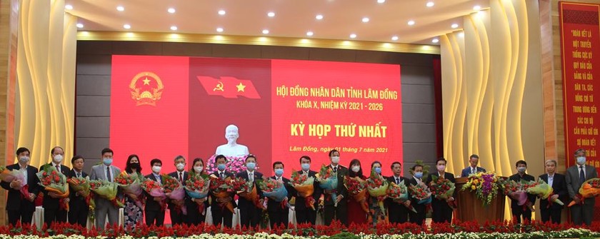 Chúc mừng các Ủy viên UBND tỉnh Lâm Đồng khóa X, nhiệm kỳ 2021 – 2026. Ảnh: Nguyệt Thu.