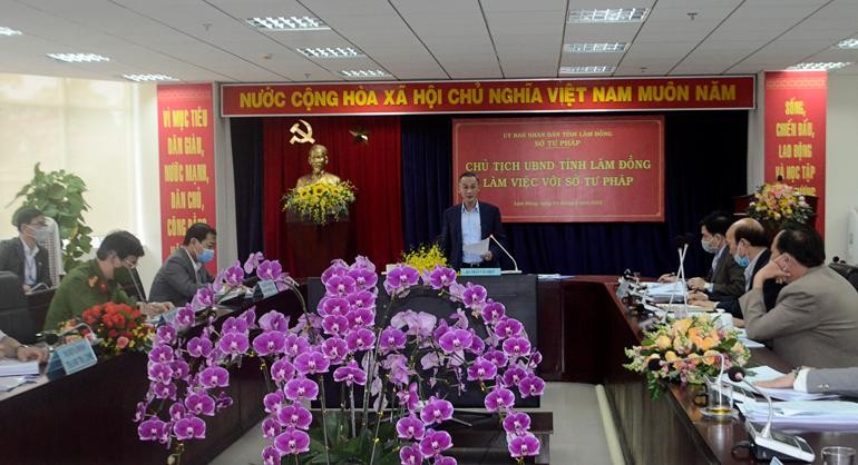 Chủ tịch UBND tỉnh Lâm Đồng phát biểu tại buổi làm việc với Sở Tư pháp. Ảnh: Tuấn Hương.