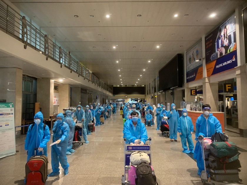 Các thai phụ và người thân được vận chuyển từ TP HCM về Lâm Đồng bằng máy bay. 
