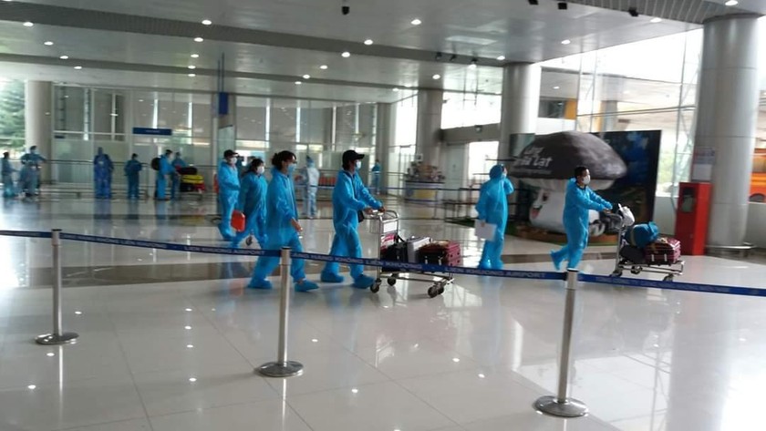 Thai phụ và người thân được đón về Lâm Đồng xuống sân bay Liên Khương.