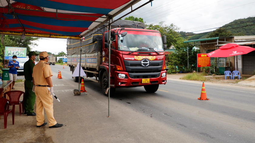 Xe chở hàng đi qua chốt kiểm soát tại cửa ngõ tỉnh Lâm Đồng.