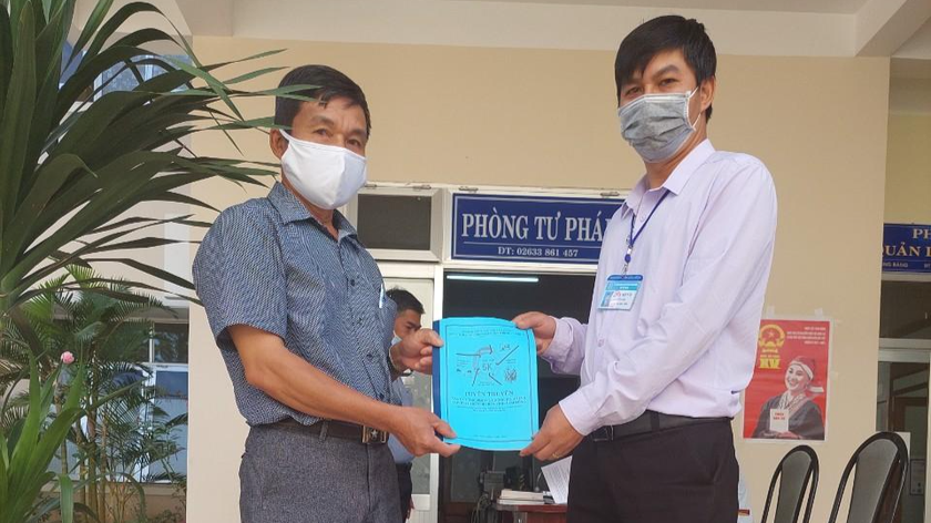 Sở Tư pháp Lâm Đồng cấp phát tài liệu tuyên truyền về phòng, chống dịch bệnh Covid-19 cho các địa phương.