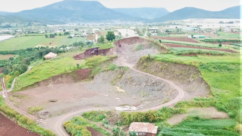 Một ngọn đồi ở xã Đạ Ròn, huyện Đơn Dương bị băm nát để khai thác đất đá.