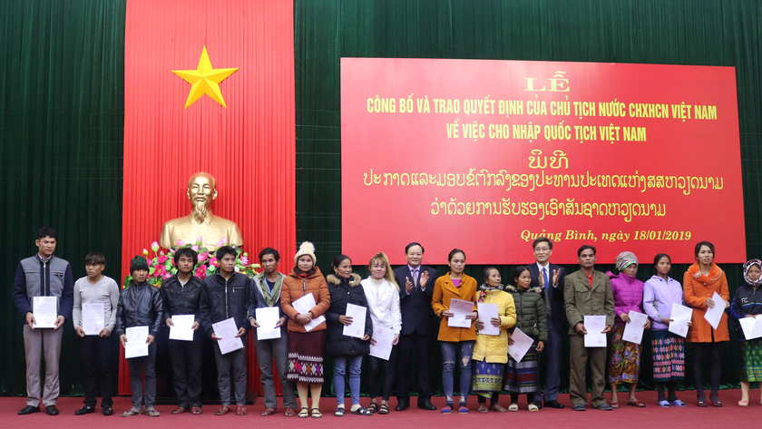 Lãnh đạo Bộ Tư pháp trao Quyết định về việc cho nhập Quốc tịch Việt Nam đối với công dân Lào.