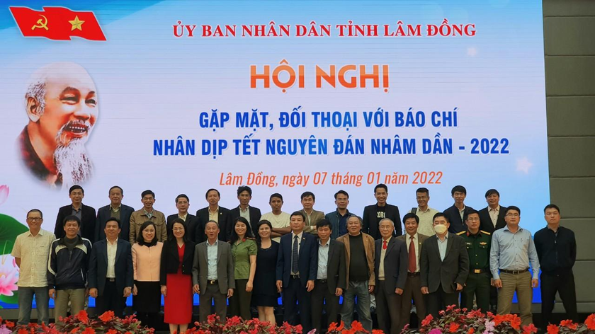 Chủ tịch tỉnh Lâm Đồng chụp ảnh lưu niệm cùng các nhà báo, phóng viên.