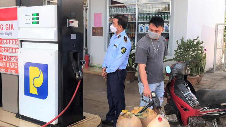 Lực lượng chức năng huyện di linh kiểm tra cửa hàng xăng dầu Trang Phước Lộc.