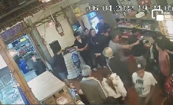 Camera ghi lại hình ảnh nhóm côn đồ bắt nhân viên quán ăn xếp hàng để hành hung.