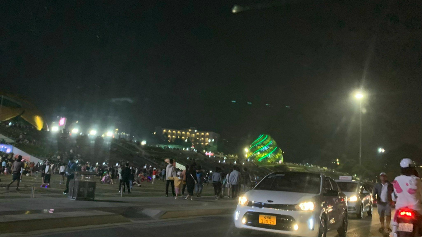 Đông đúc du khách tập trung ở khu vực quảng trường Lâm Viên tối 10/3.