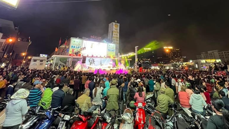 Đông đảo người dân và du khách tham dự lễ khai mạc Tuần lễ Vàng du lịch Lâm Đồng 2022.