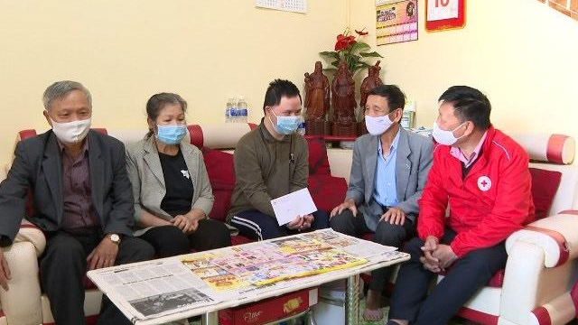 Tặng quà hỗ trợ nạn nhân chất độc da cam/dioxin tại Lâm Đồng.