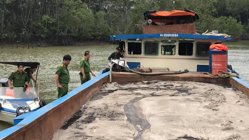  Bắt quả tang một thuyền bơm hút cát trái phép trên sông Đồng Nai. Ảnh: Thiên Vương.