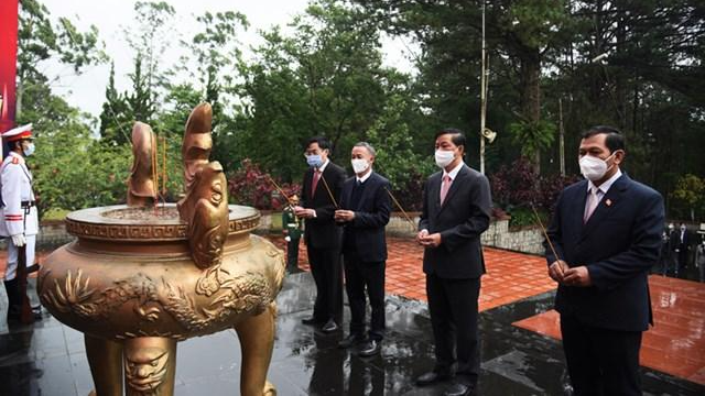 Lãnh đạo tỉnh Lâm Đồng dâng hoa và thắp hương lên Đài tưởng niệm nhân ngày 27/7 năm 2021.