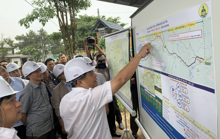 Bộ trưởng Bộ KHĐT Nguyễn Chí Dũng kiểm tra dự án cao tốc Tân Phú - Bảo Lộc hồi tháng 7/2022.
