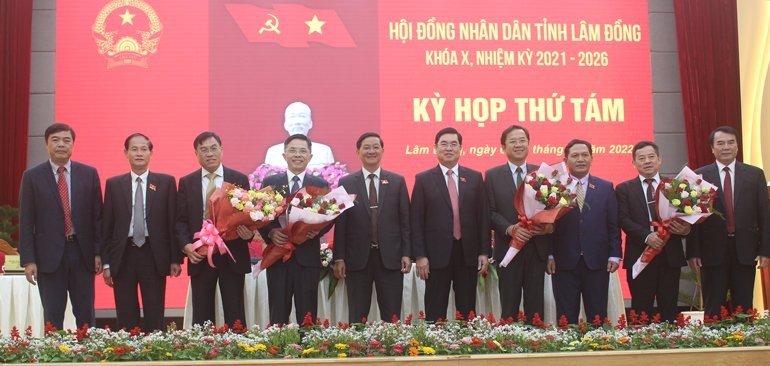 Ông Võ Ngọc Hiệp (thứ 3 từ trái qua) là tân Phó Chủ tịch tỉnh Lâm Đồng.