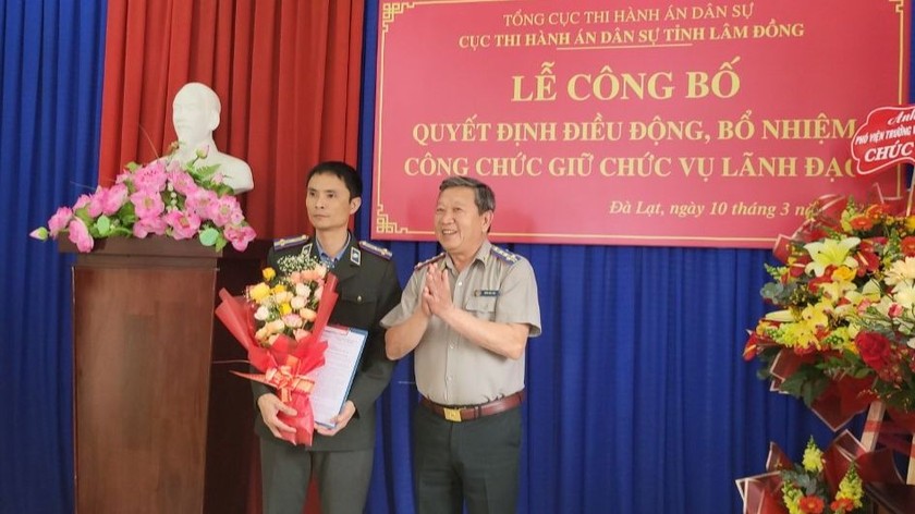 Thừa uỷ quyền Tổng cục trưởng THADS, lãnh đạo Cục THADS Lâm Đồng trao quyết định bổ nhiệm Chi cục trưởng THADS TP Đà Lạt.