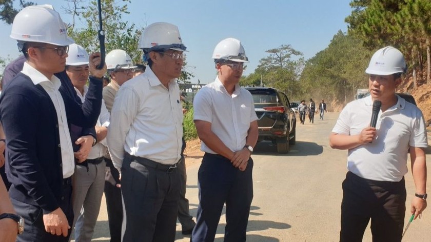Lãnh đạo tỉnh Lâm Đồng nghe nhà thầu thi công báo cáo tiến độ dự án mở rộng đèo Prenn.