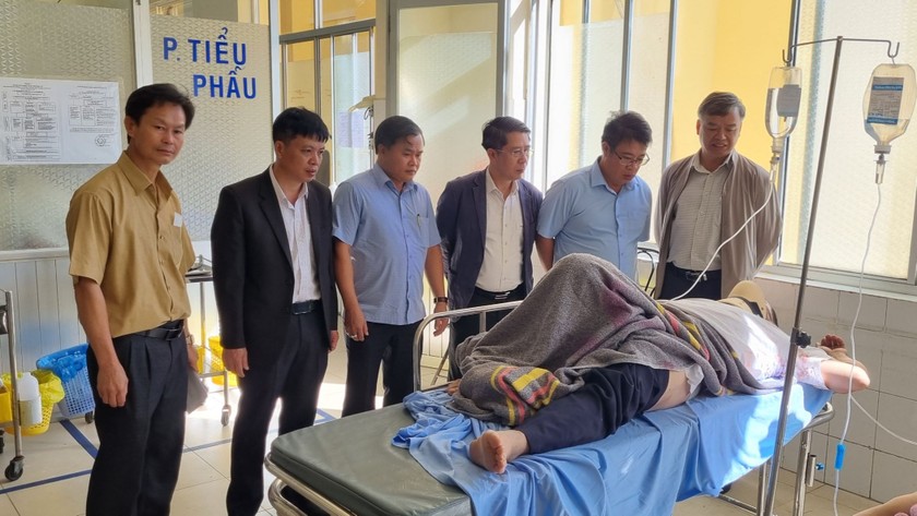 Lãnh đạo tỉnh Lâm Đồng thăm hỏi người gặp nạn đang điều trị tại bệnh viện.