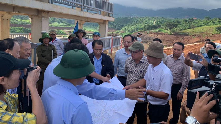 Đoàn công tác Ban chỉ đạo quốc gia về phòng chốn thiên tai kiểm tra tình hình sạt lở tại hồ Đông Thanh, Lâm Đồng.