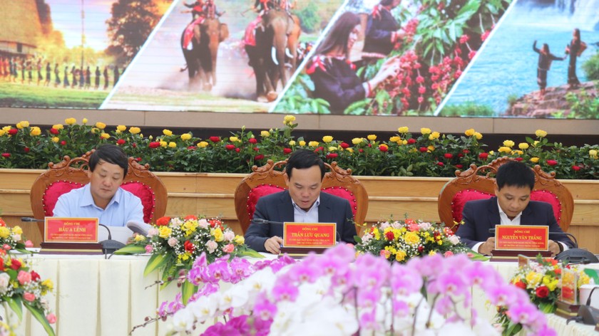 Phó Thủ tướng Trần Lưu Quang (ngồi giữa) chủ trì Hội nghị.