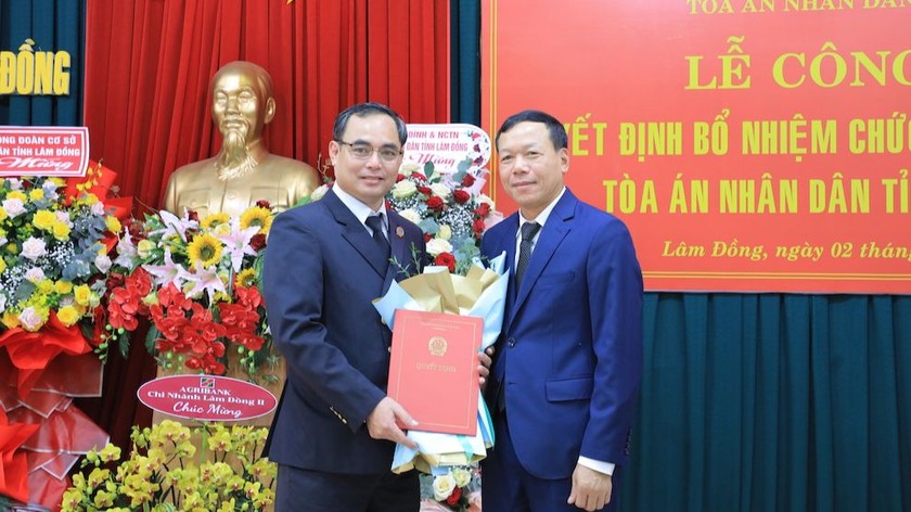 Ông Nguyễn Trí Tuệ - Phó Chánh án Thường trực TANDTC (bên phải) trao quyết định bổ nhiệm đối với ông Trịnh Văn Hùng.