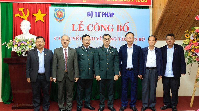 Lãnh đạo Tổng cục THADS cùng đại diện địa phương chúc mừng tân Cục trưởng và Cục phó THADS Lâm Đồng.