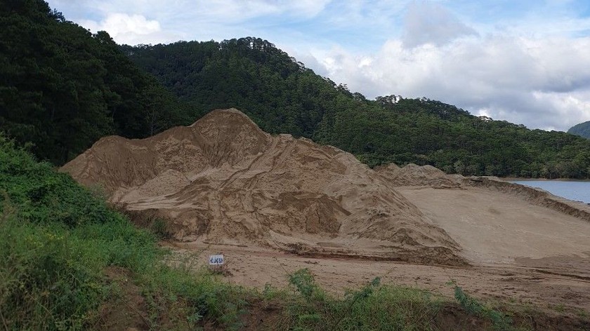 Do vướng mắc quy định, việc đấu giá cát tận thu từ nạo vét hồ thuỷ điện, thuỷ lợi ở Lâm Đồng chưa thể triển khai.