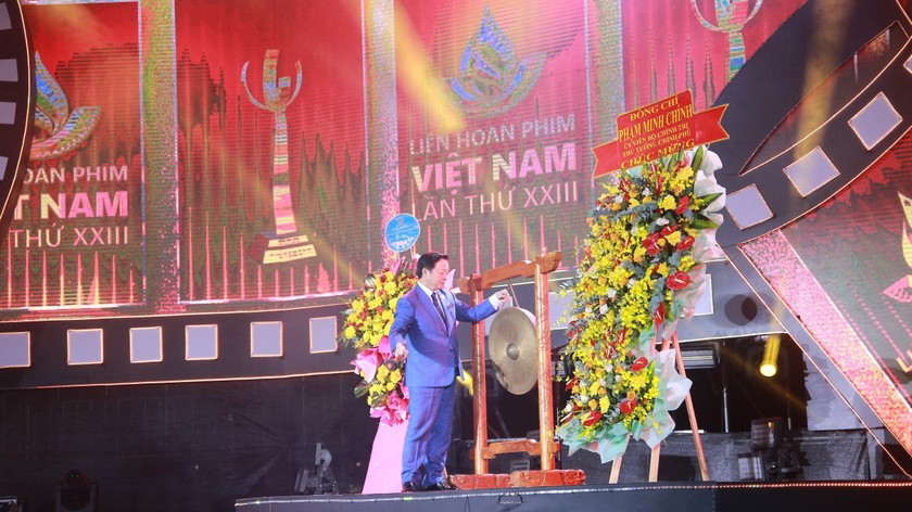 Phó Thủ tướng Trần Hồng Hà đánh trống khai mạc Liên hoan phim lần thứ 23.