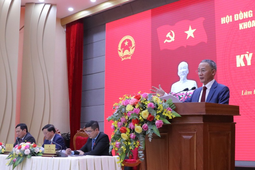 Ông Trần Văn Hiệp - Chủ tịch Lâm Đồng phát biẻu giải trình trước đại biểu, cử tri toàn tỉnh.