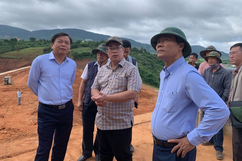 Ông Nguyễn Ngọc Phúc (đứng giữa) trong lần kiểm tra dự án hồ chứa nước Đông Thanh - công trình có ý nghĩa rất lớn đối với người dân huyện Lâm Hà.